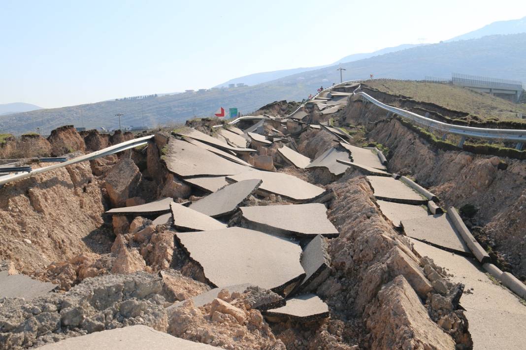 Kırılan fay hattı görüntülendi! Filmden kareler değil gerçek: Yollar yarıldı, devasa çatlaklar oluştu! 13